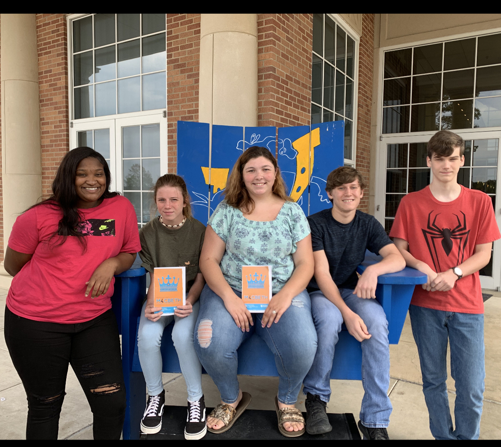 Dramatic Lit class goes to see “Macbeth” at SAU theatre