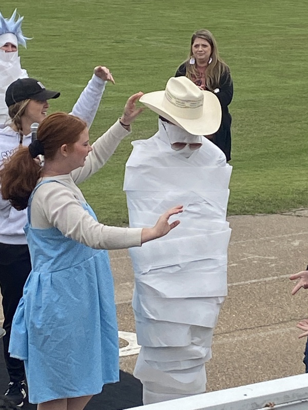 mummy wrapping contest